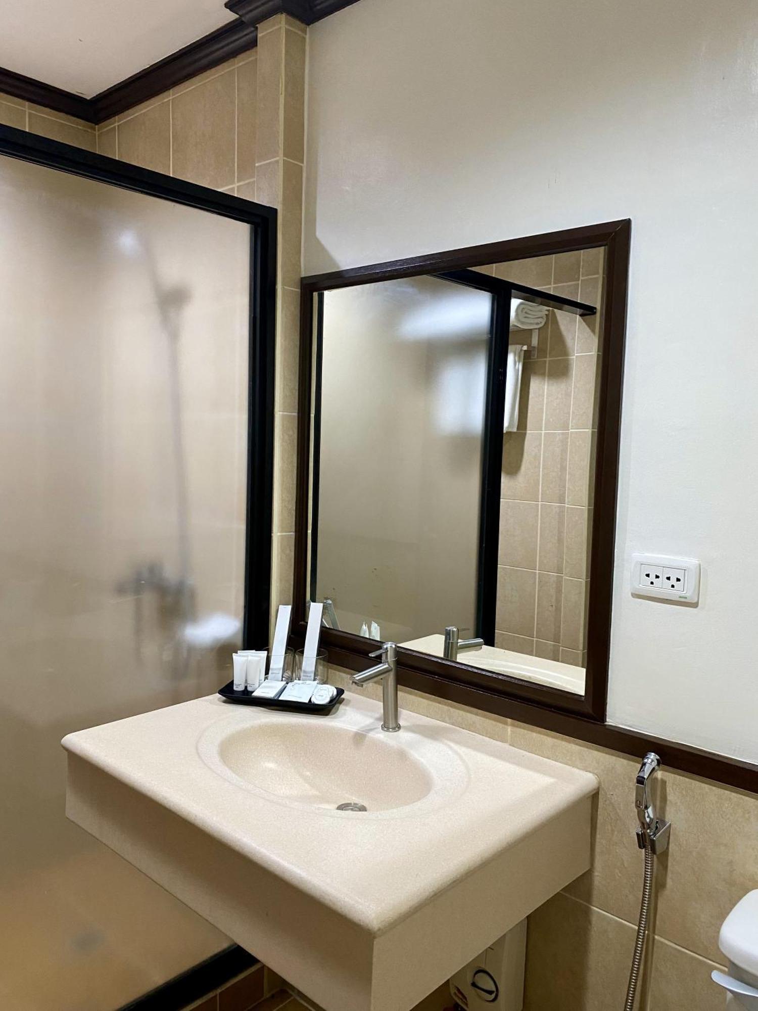 Plaza Del Norte Hotel And Convention Center Laoag Εξωτερικό φωτογραφία