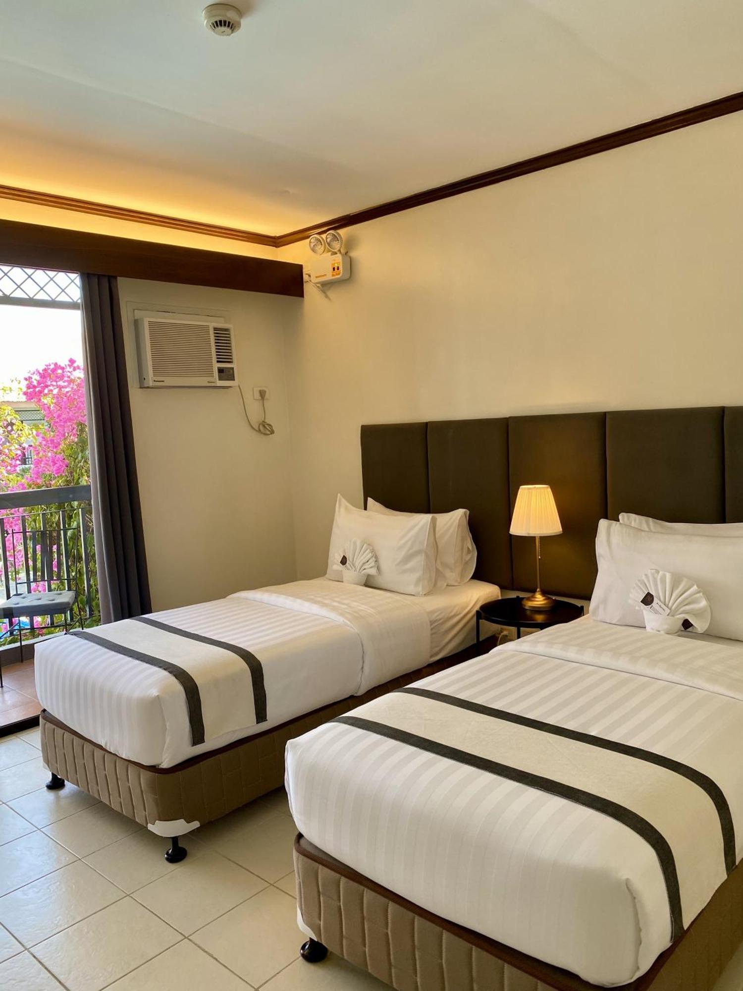 Plaza Del Norte Hotel And Convention Center Laoag Εξωτερικό φωτογραφία